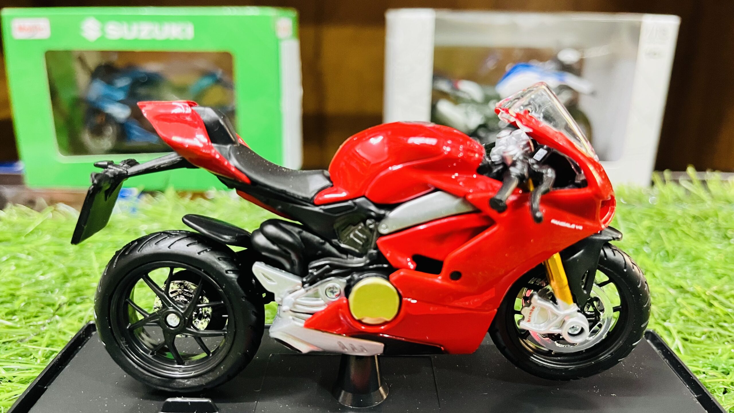 bburago ducati panigale v4 diecast bike 1/18 scale model bburago ducati panigale v4 diecast bike 1/18 scale model