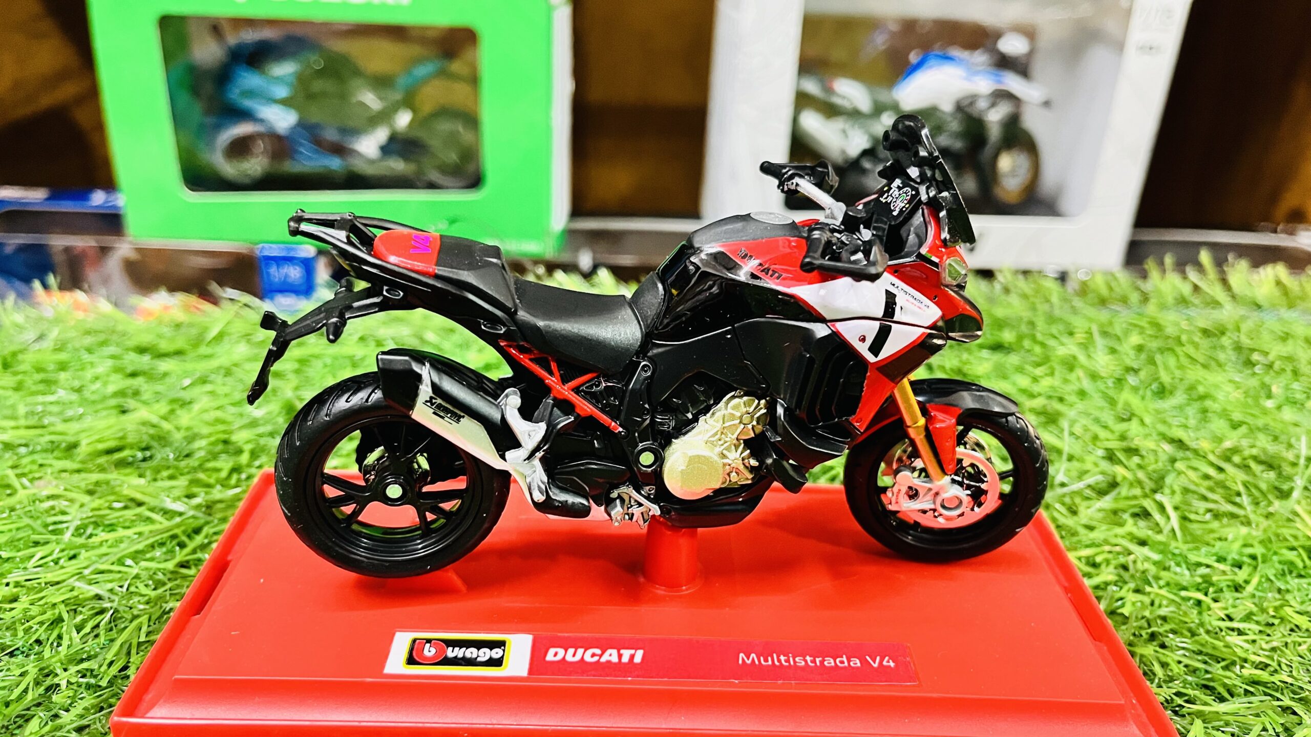 bburago ducati multistrada v4 1/18 scale diecast adventure bike Bburago Ducati Multistrada V4 1/18 scale diecast adventure motorcycle