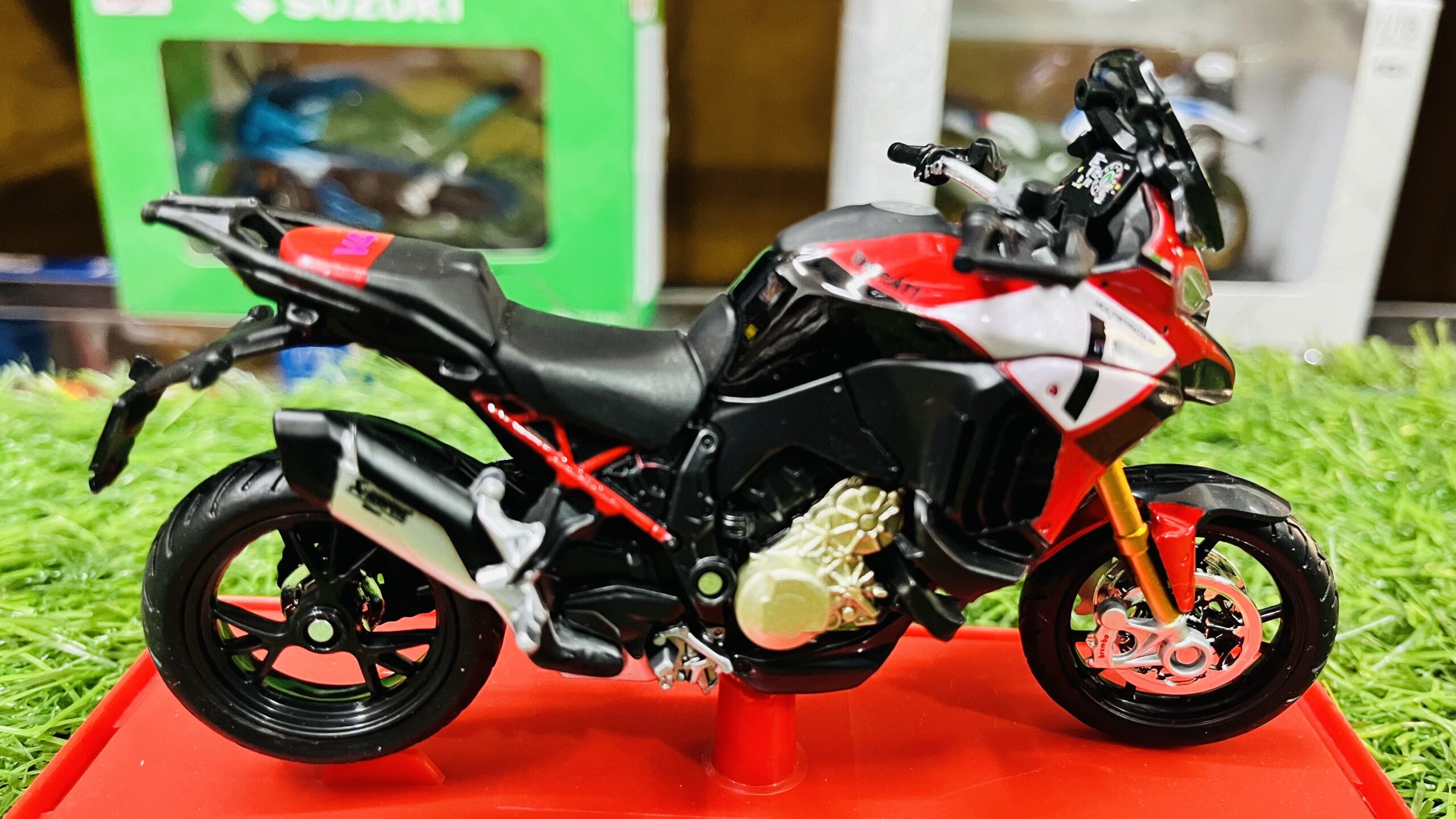 bburago ducati multistrada v4 1/18 scale diecast adventure bike bburago ducati multistrada v4 1/18 scale diecast adventure bike