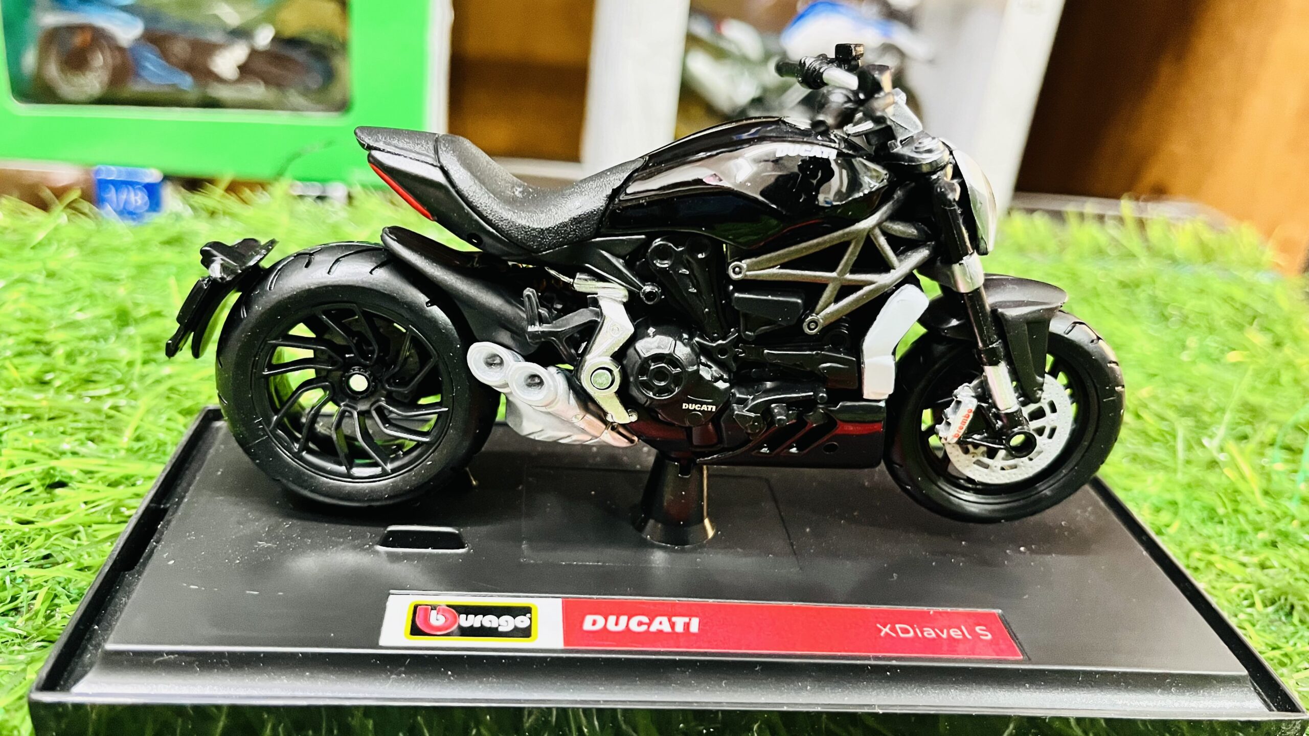 maisto ducati diavel carbon 1/18 scale diecast motorcycle Maisto Ducati Diavel Carbon 1/18 scale diecast motorcycle model