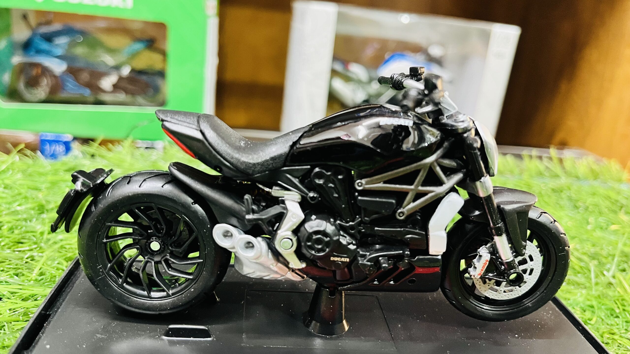 maisto ducati diavel carbon 1/18 scale diecast motorcycle maisto ducati diavel carbon 1/18 scale diecast motorcycle
