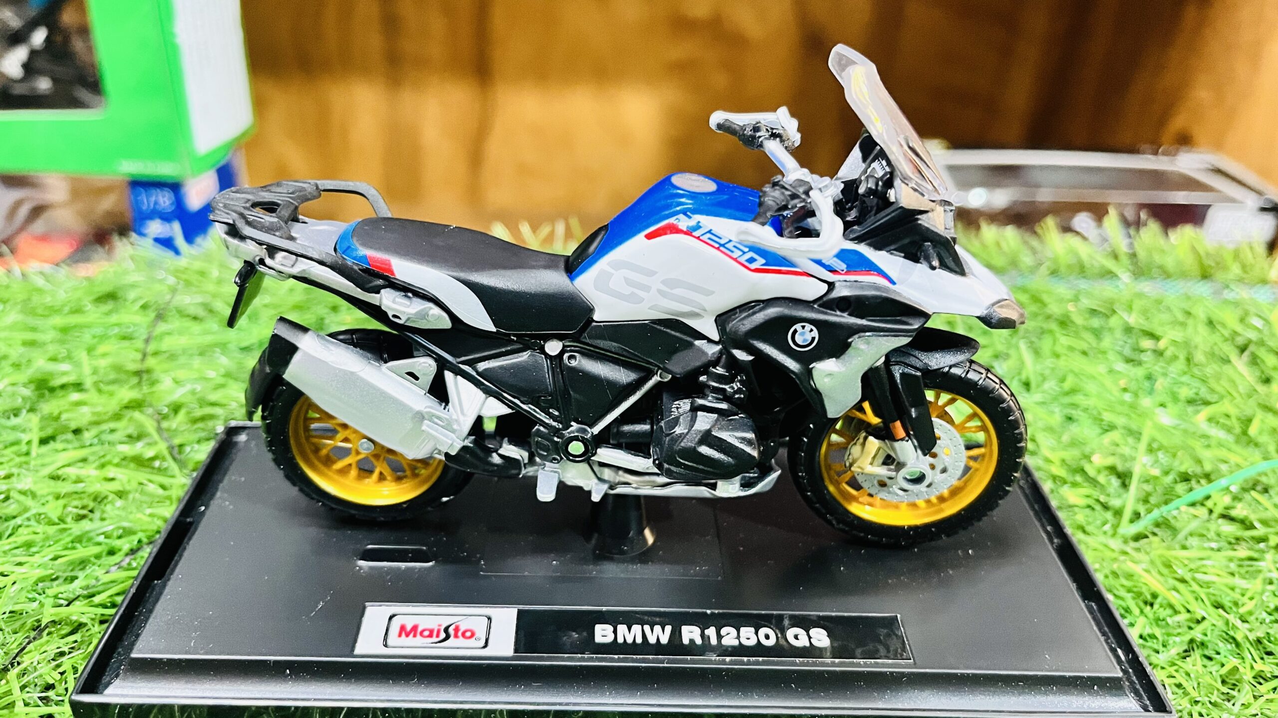 maisto bmw r 1250 gs 1/18 scale diecast adventure motorcycle Maisto BMW R 1250 GS 1/18 scale diecast adventure motorcycle