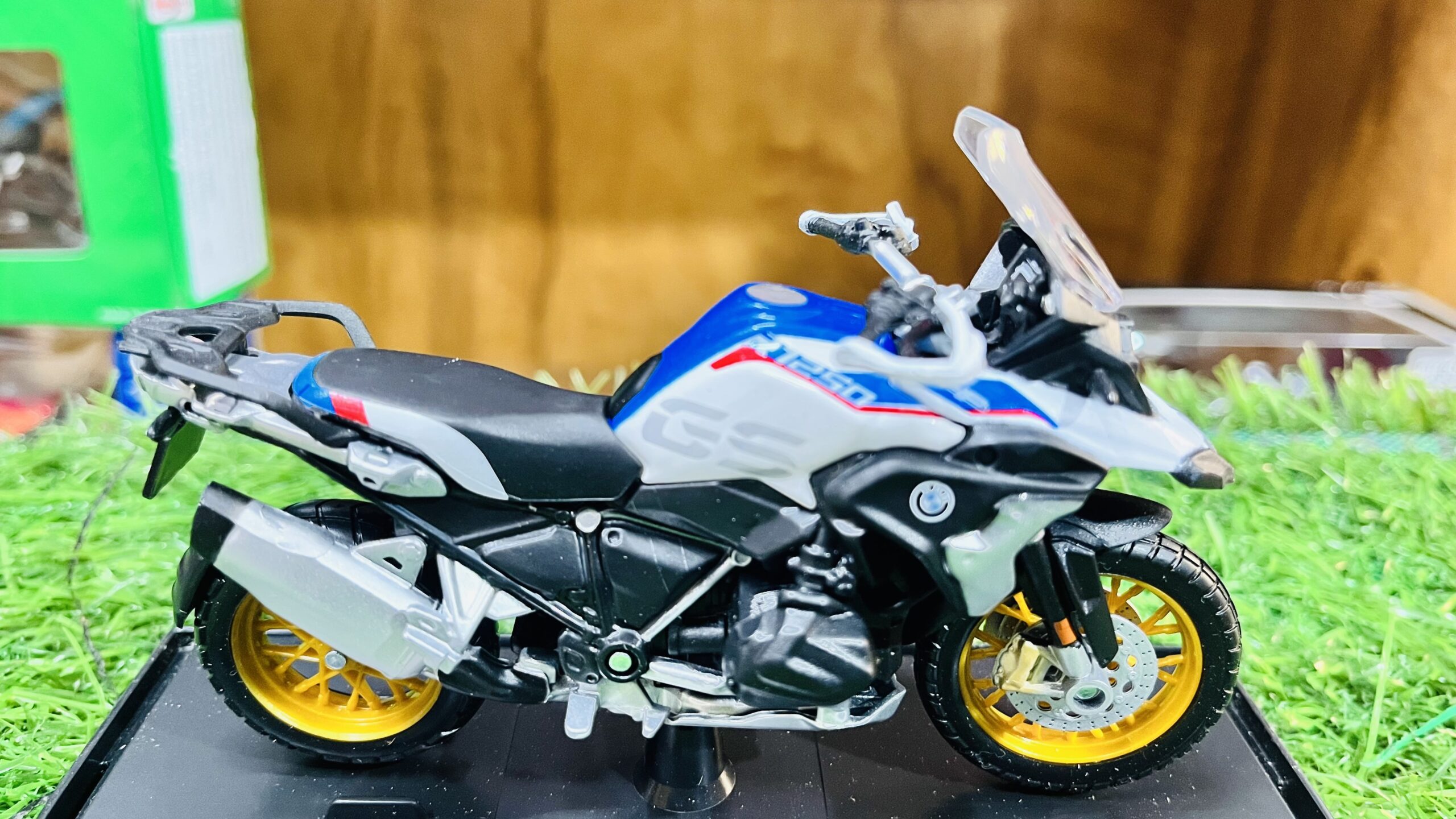 maisto bmw r 1250 gs 1/18 scale diecast adventure motorcycle maisto bmw r 1250 gs 1/18 scale diecast adventure motorcycle