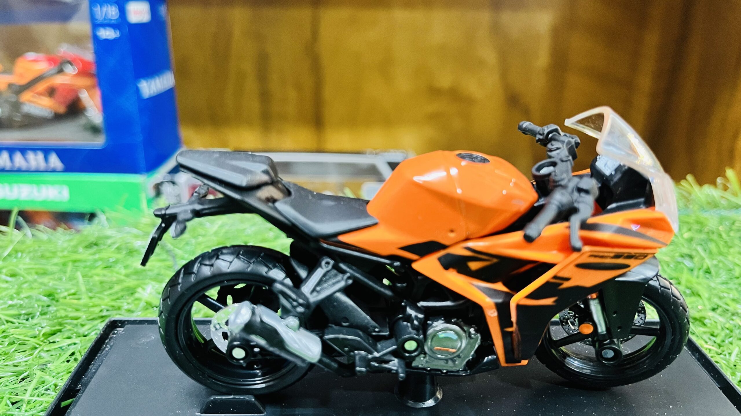 maisto 2022 ktm rc 390 1/18 orange diecast motorcycle maisto 2022 ktm rc 390 1/18 orange diecast motorcycle