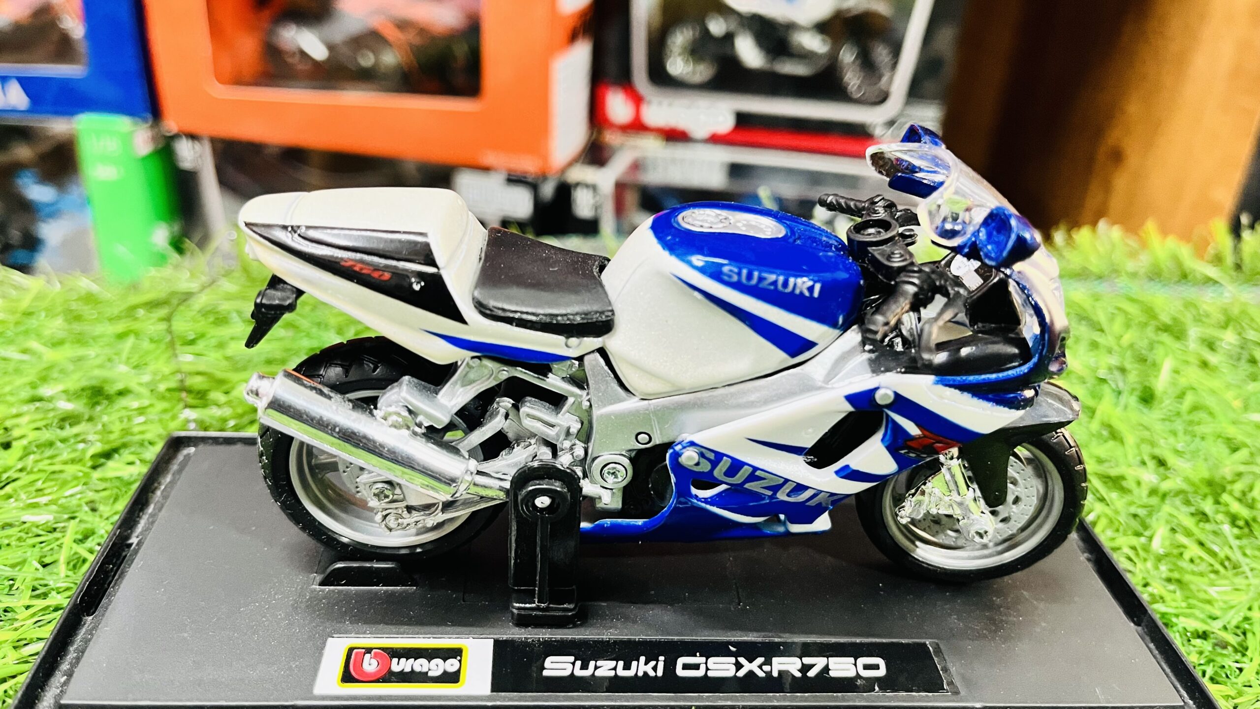 maisto suzuki gsx 8r blue diecast bike 1/18 scale model Maisto Suzuki GSX-8R Blue Diecast Bike 1/18 scale model motorcycle