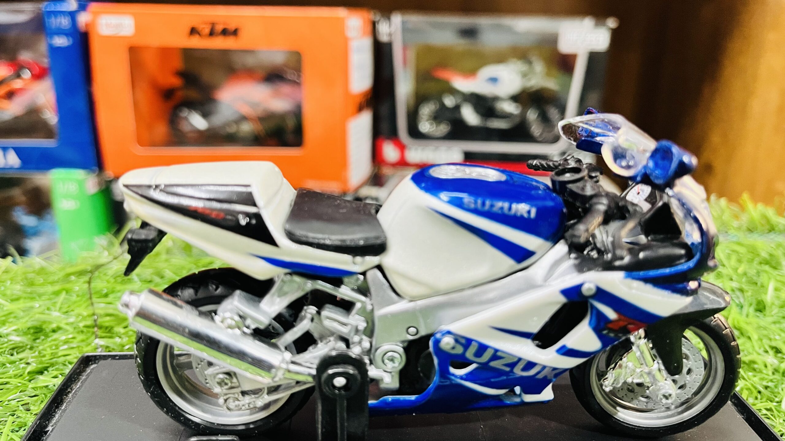 bburago suzuki gsx r750 1/18 diecast motorcycle model bburago suzuki gsx r750 1/18 diecast motorcycle model