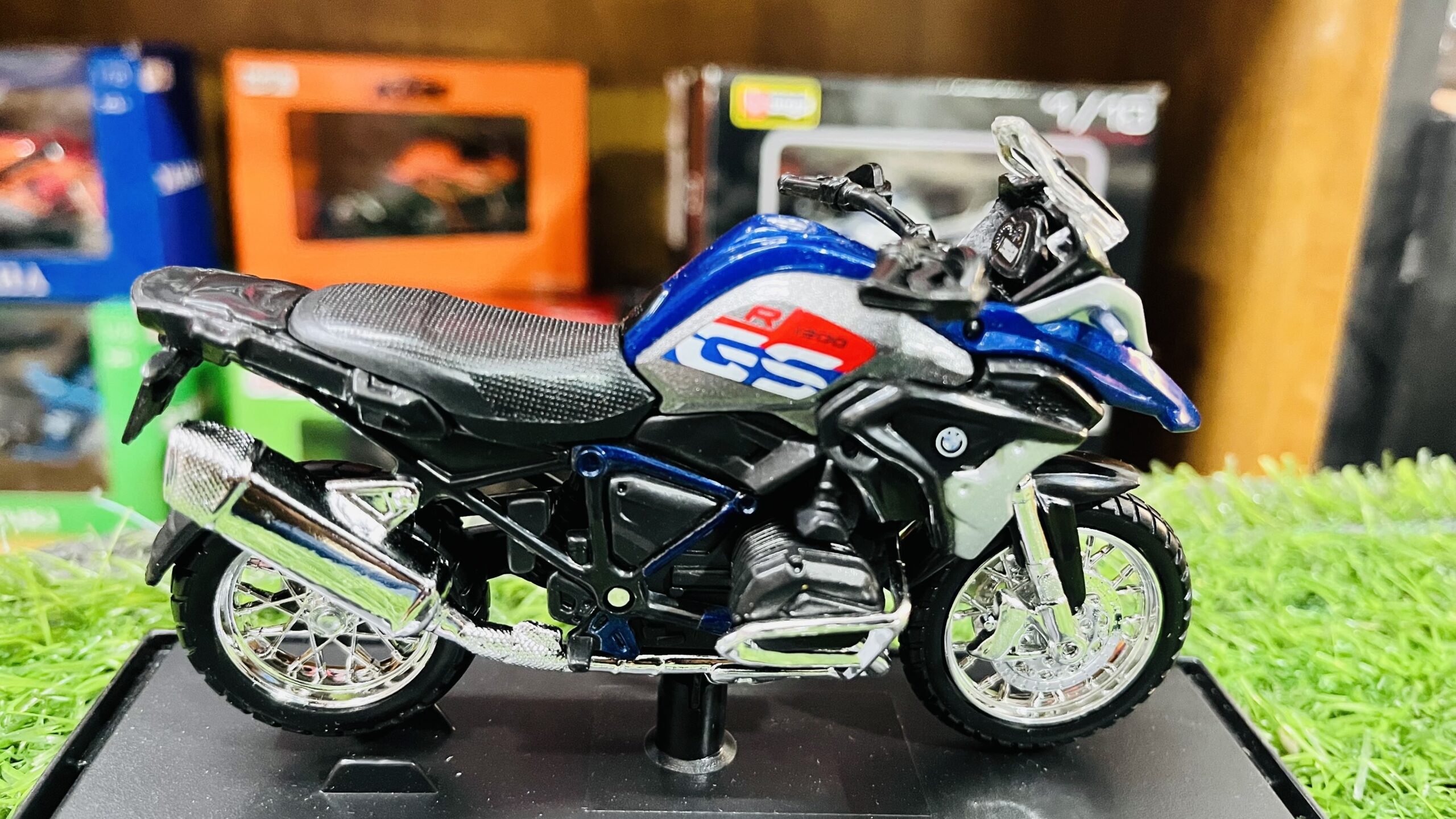 maisto bmw r 1200 gs 2017 1/18 diecast adventure model maisto bmw r 1200 gs 2017 1/18 diecast adventure model