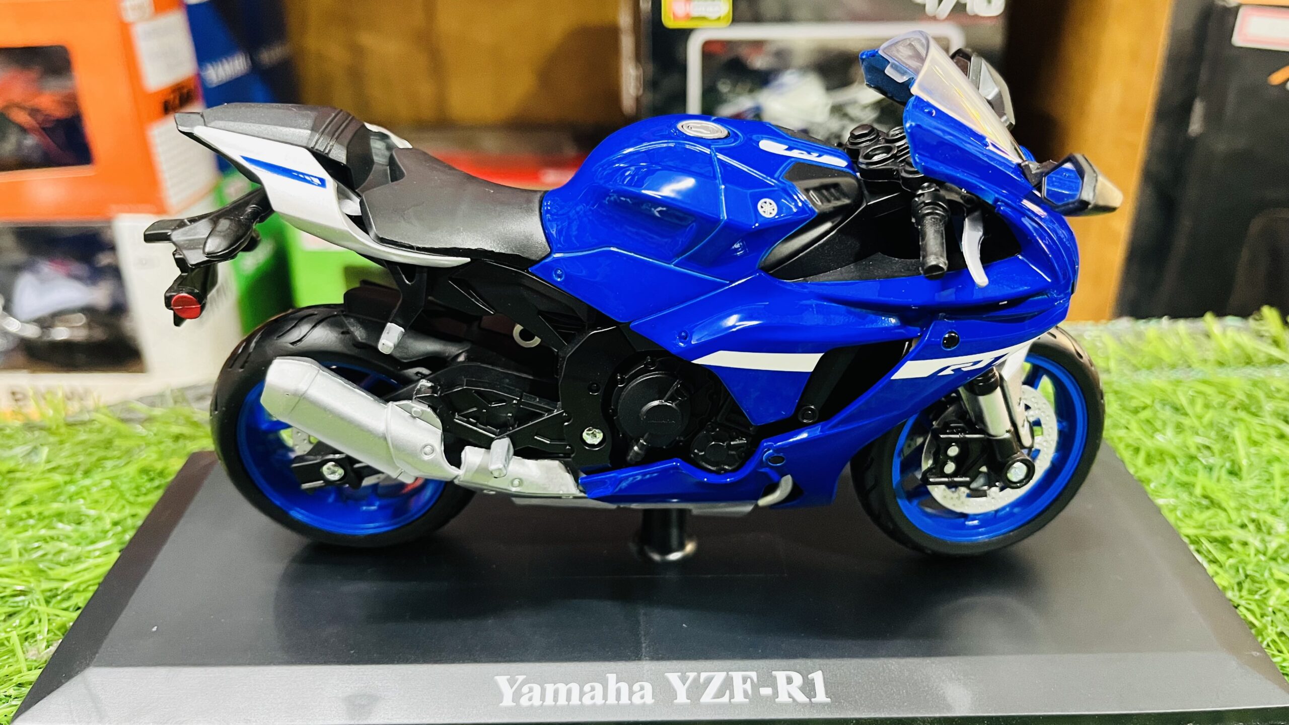 maisto 2021 yamaha yzf r1 1/18 diecast motorcycle model Maisto 2021 Yamaha YZF R1 Bike Model 1/12 Blue diecast motorcycle display