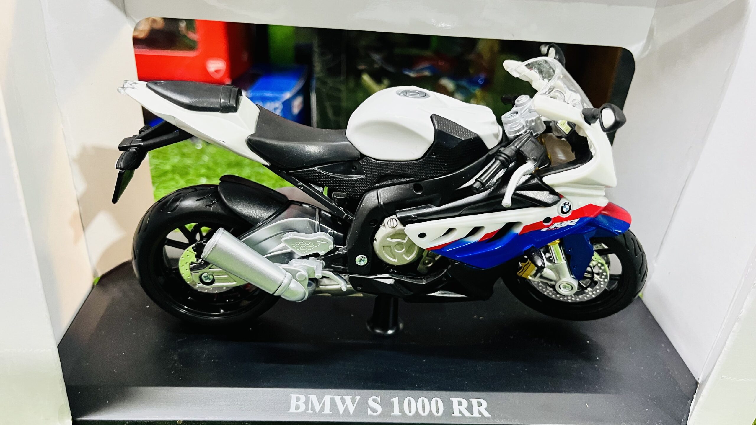 maisto bmw s 1000 rr bike 1/12 scale diecast superbike Maisto BMW S 1000 RR Bike 1/12 scale diecast motorcycle model