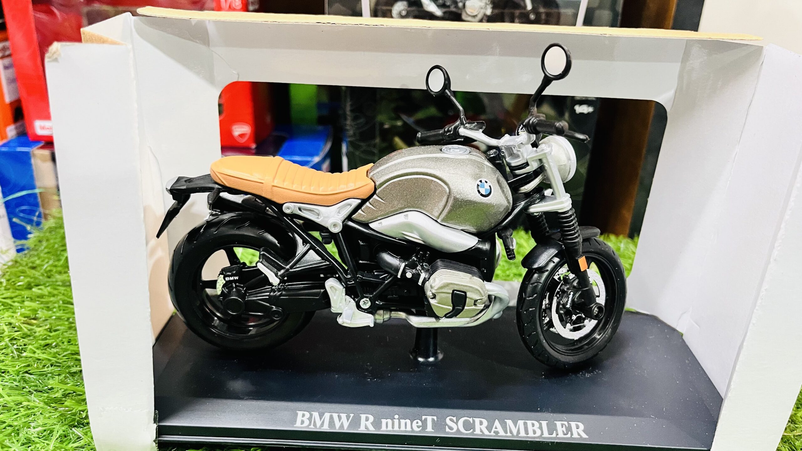 bburago bmw r nine t urban gs 1/18 scale diecast model bburago bmw r nine t urban gs 1/18 scale diecast model