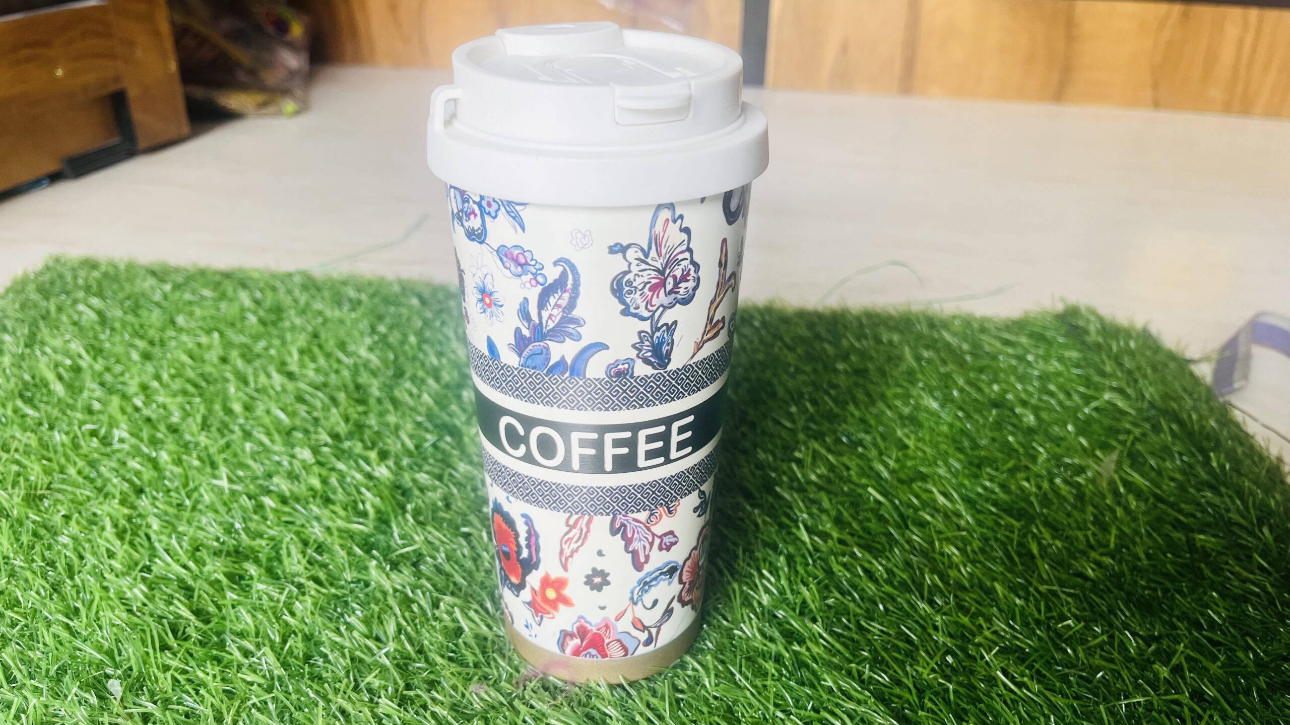 floral insulated travel coffee mug with flip straw & carry strap (430 500 ml) Overhead close up of floral travel coffee mug showing open silicone flip straw drinking spout
